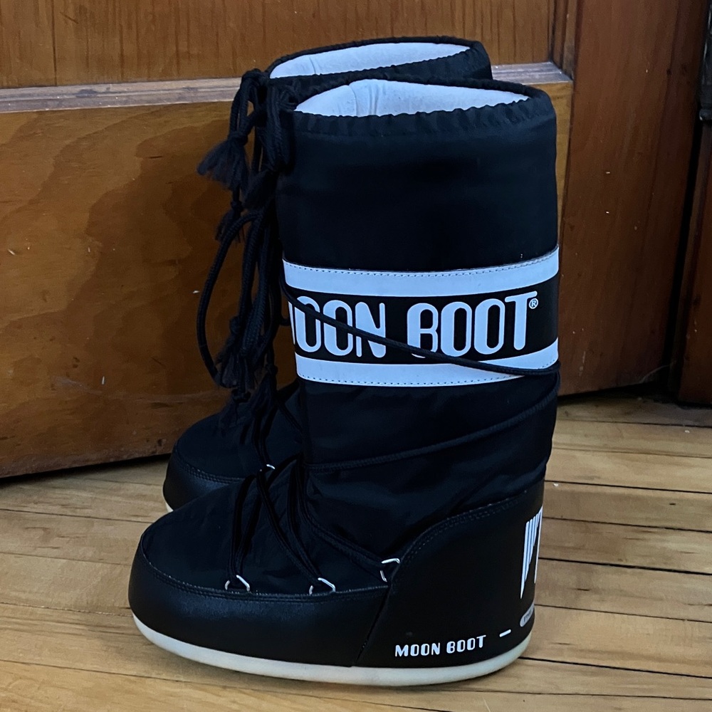 MOON BOOT Classic Black and White Snow Boots sz 7/8.5 - Picture 6 of 8
